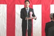 村田製作所人材開発センターの竣工式で祝辞を述べる中小路市長