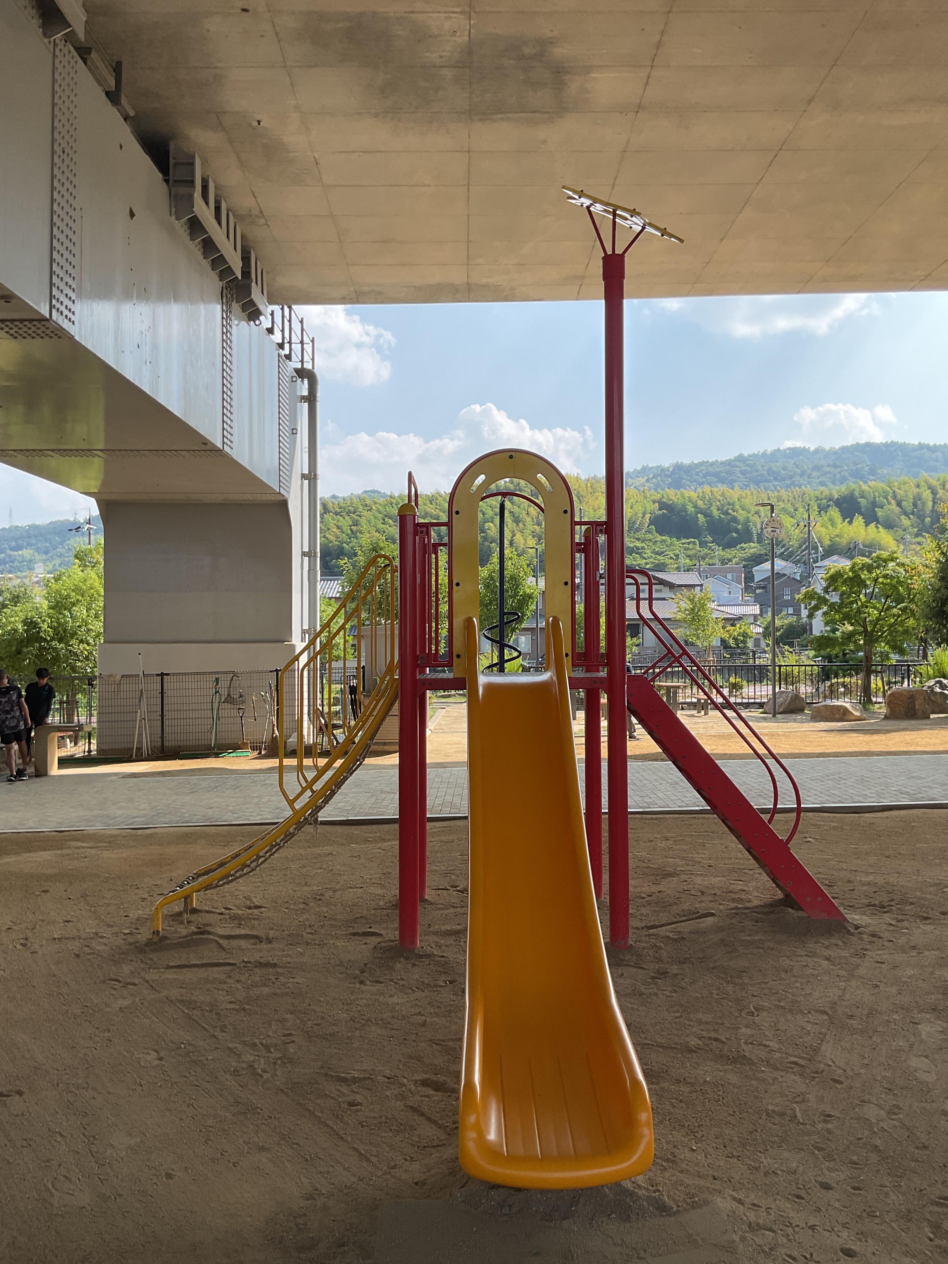 複合遊具　すべり台側の写真