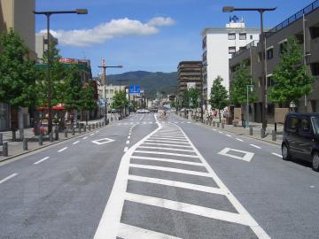 JR長岡京駅の歩道橋付近は広い