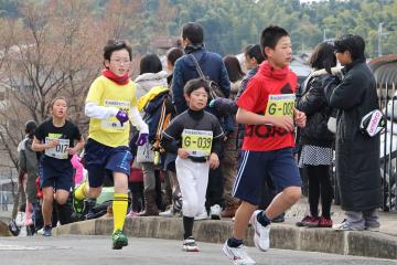 走る子どもたち