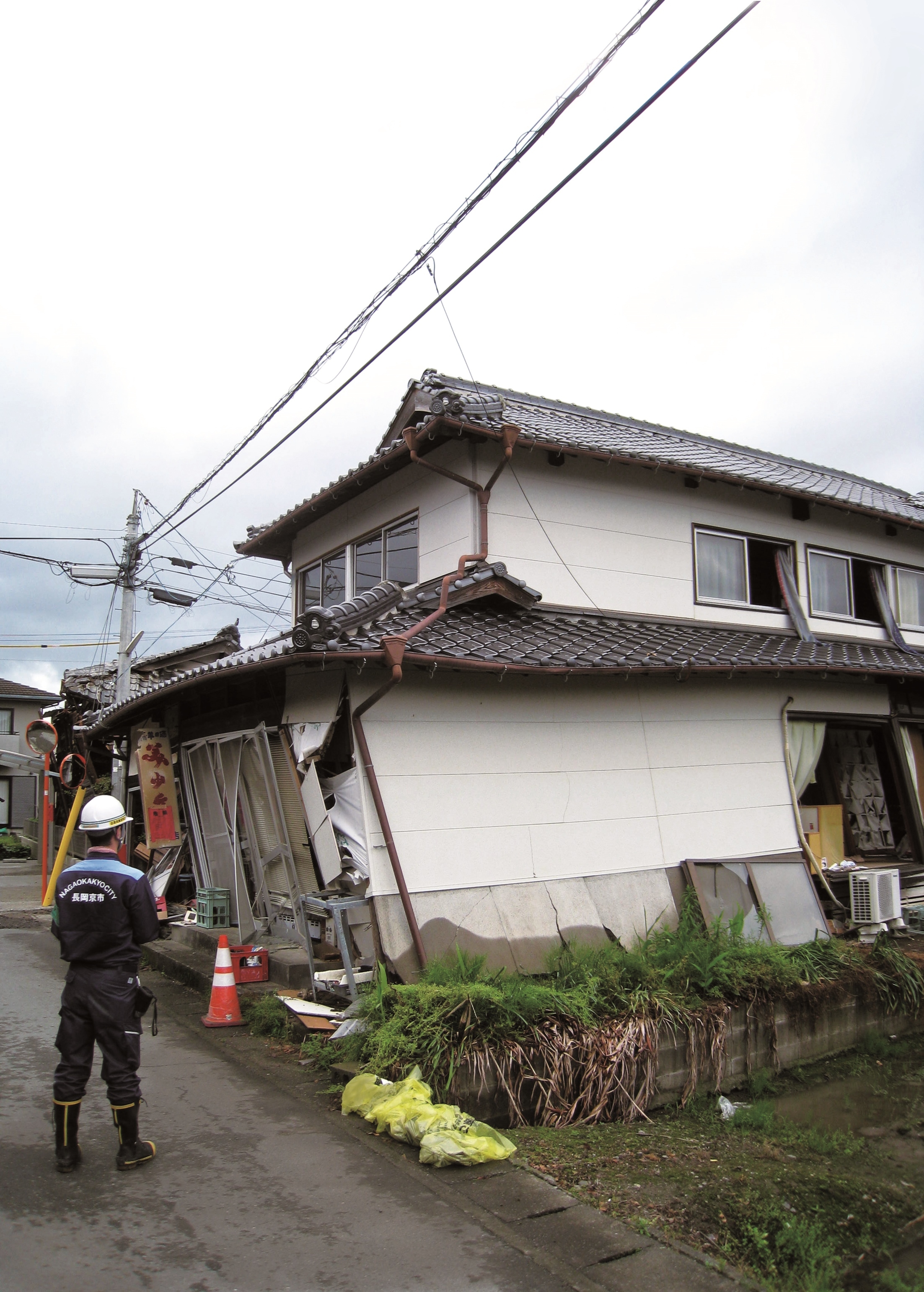 被災地で危険度判定をする派遣職員の様子