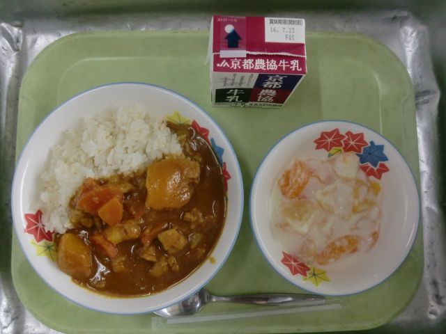 人気の高いカレーとフルーツのヨーグルト和え