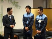 熊本震災に応急危険度判定士として派遣する職員を激励する中小路市長