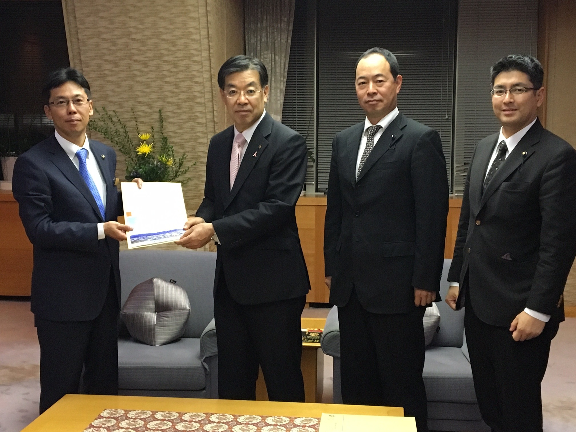 京都府知事へ要望書を提出する市長