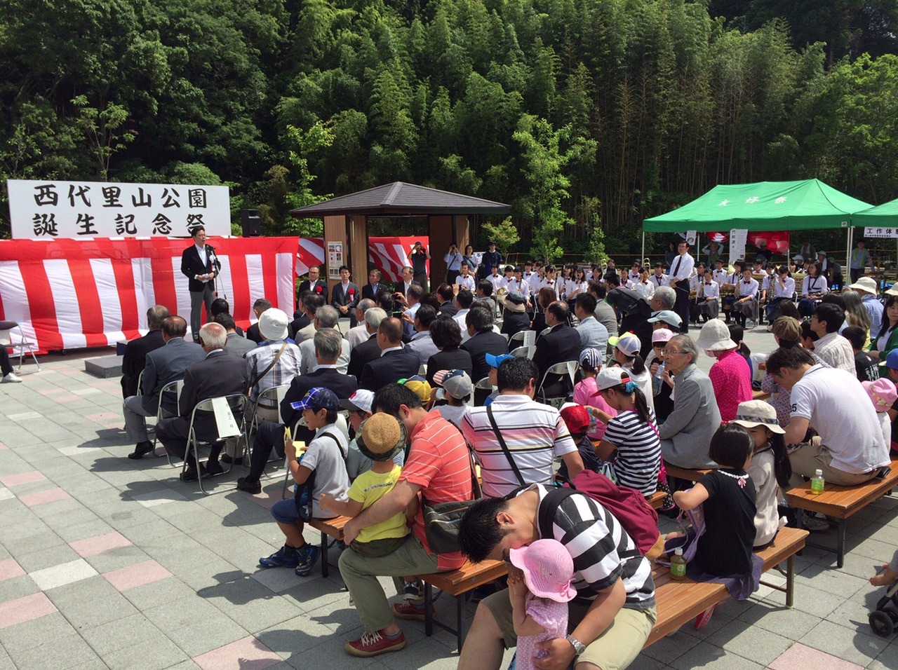 西代里山公園除幕式であいさつする市長