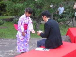 名月の宴でお茶の接待を受ける市長