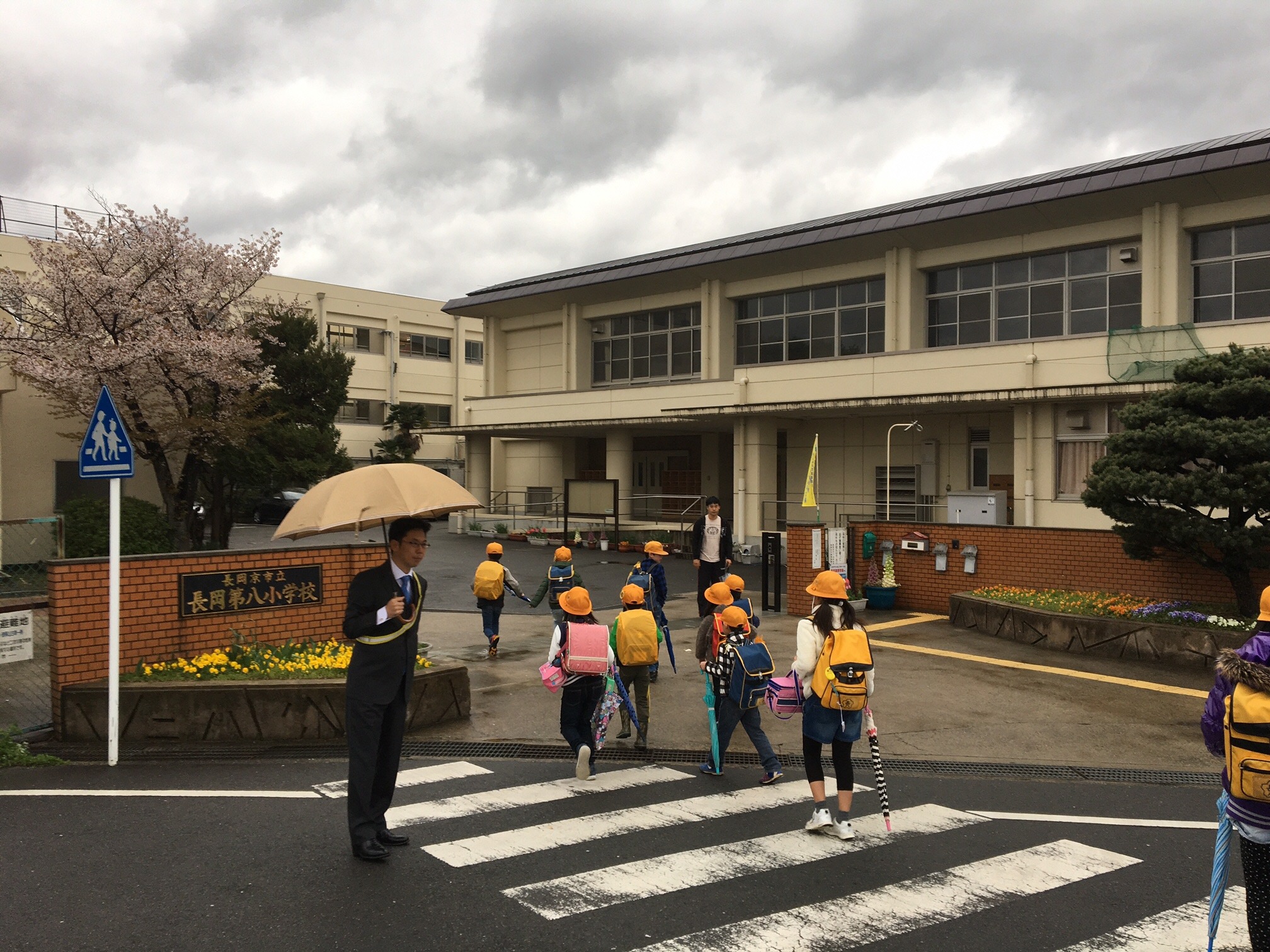 こども達の登校を見守り