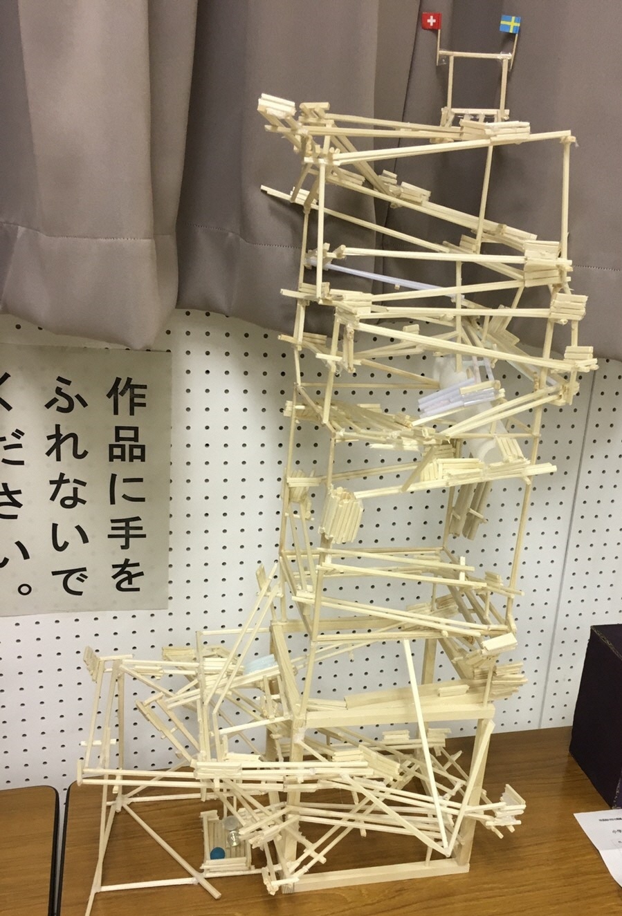 割り箸を積み上げて作ったビー玉ジェットコースター