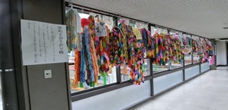 市役所の廊下に飾られた折り鶴の画像