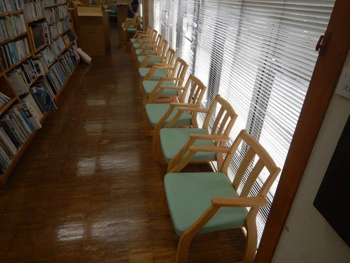 図書館の椅子の写真