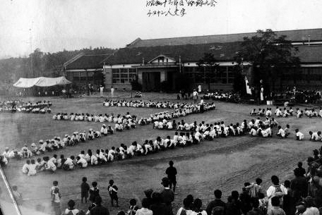 神足小学校「チョキン」人文字の画像