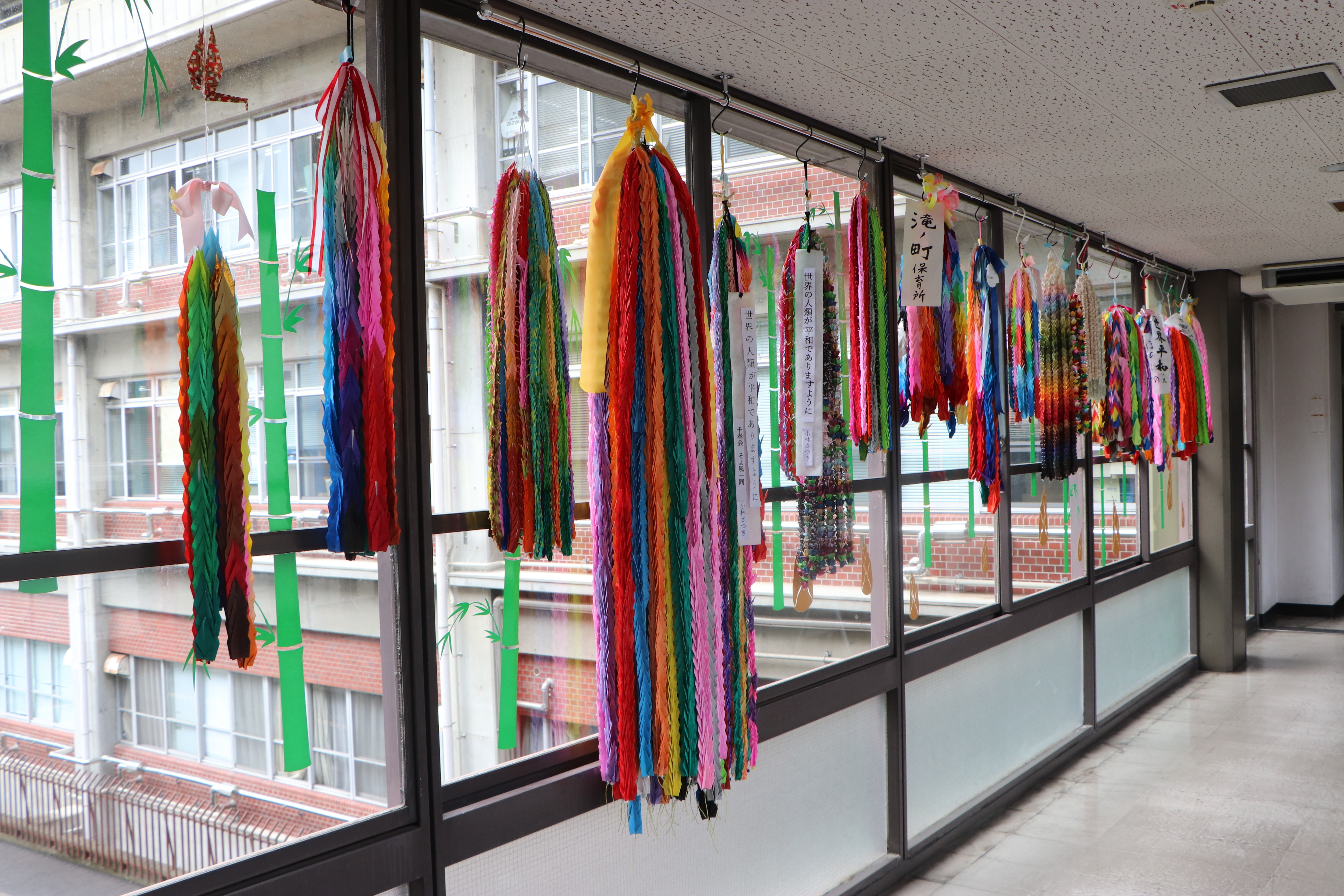市役所2階の渡り廊下に展示された折り鶴の写真