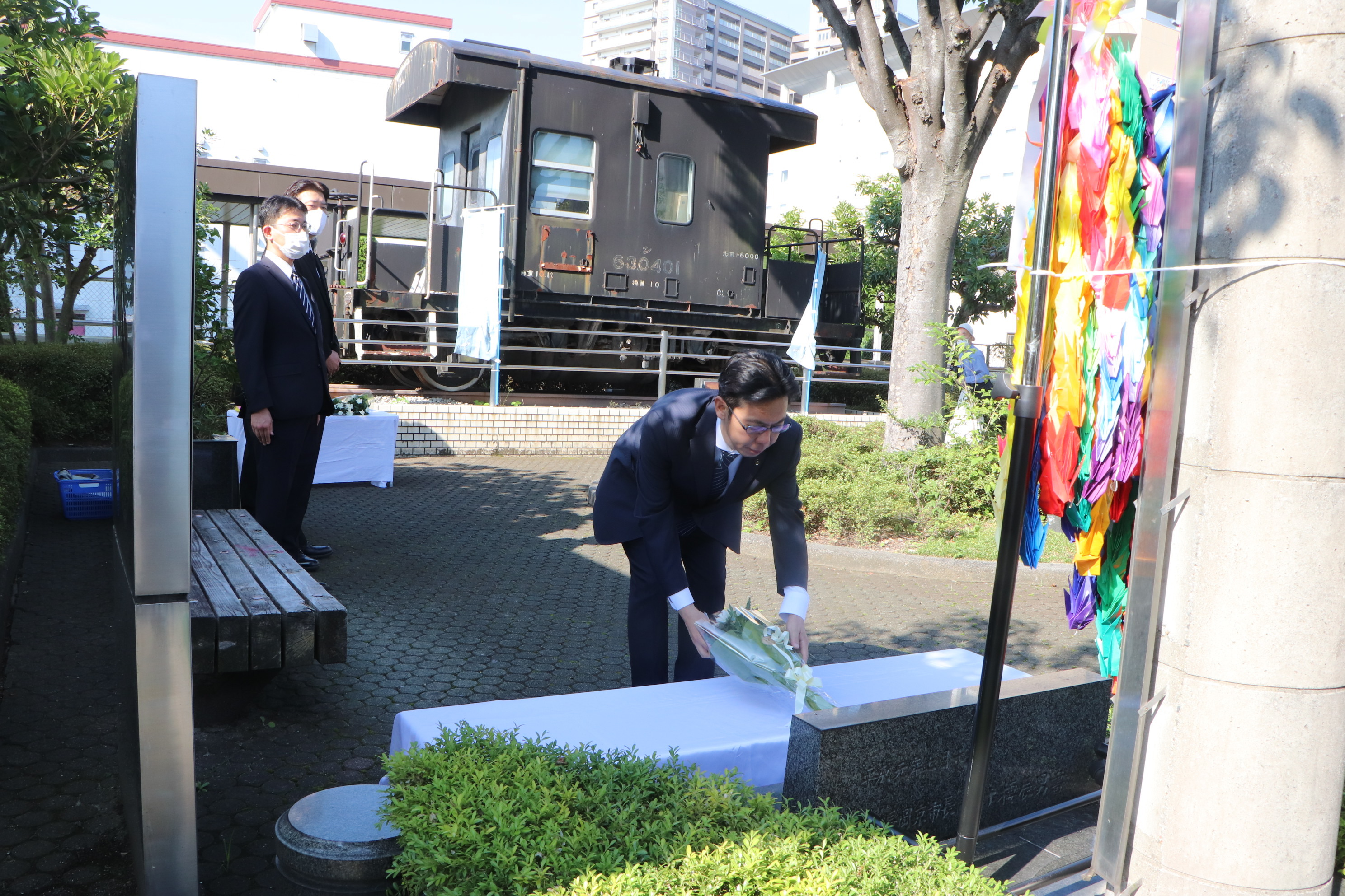 JR長岡京駅東口近くの「平和祈念碑」での献花式の様子