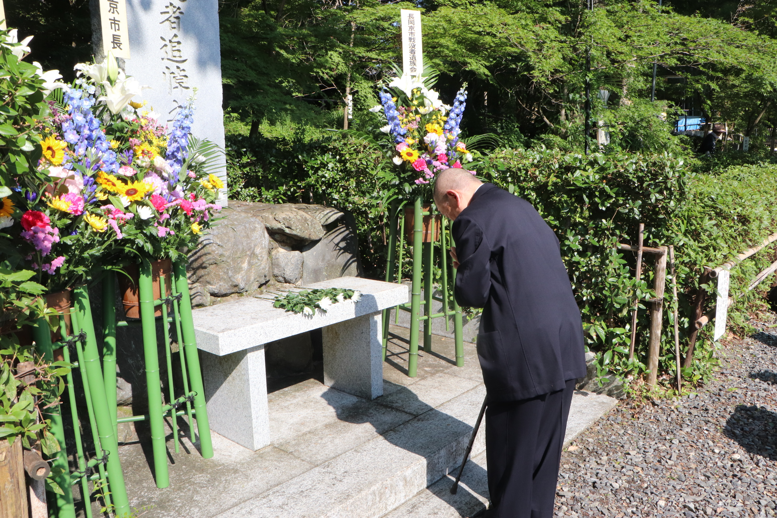 長岡天満宮境内にある「戦没者追悼之碑」での献花式の様子