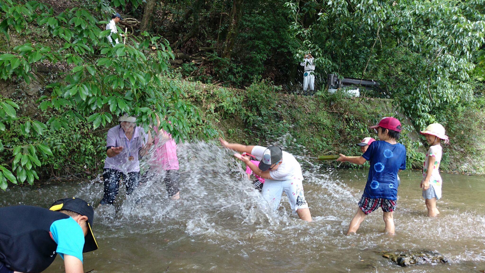 小泉川で遊ぶこどもたち