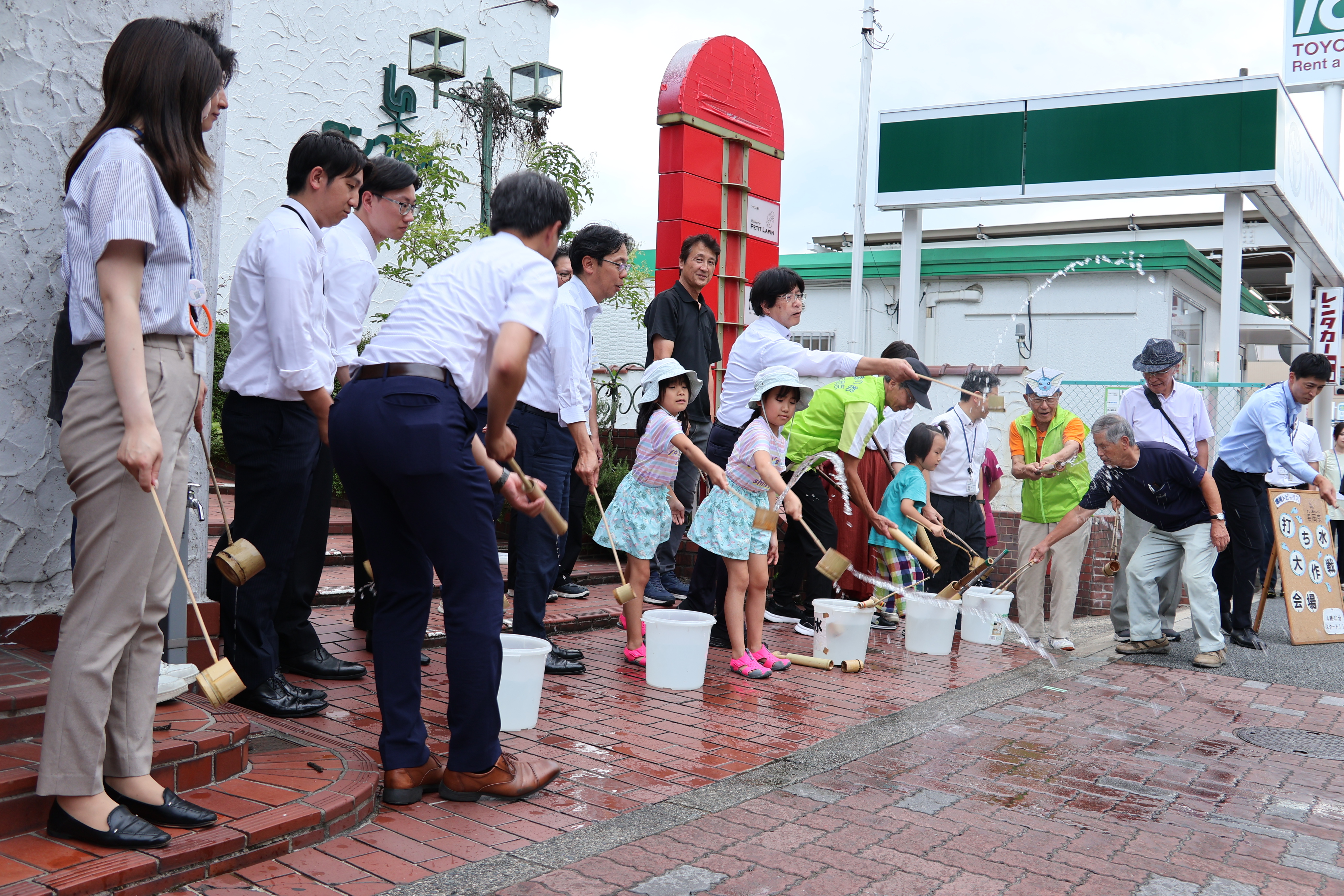 ロングヒル前で打ち水