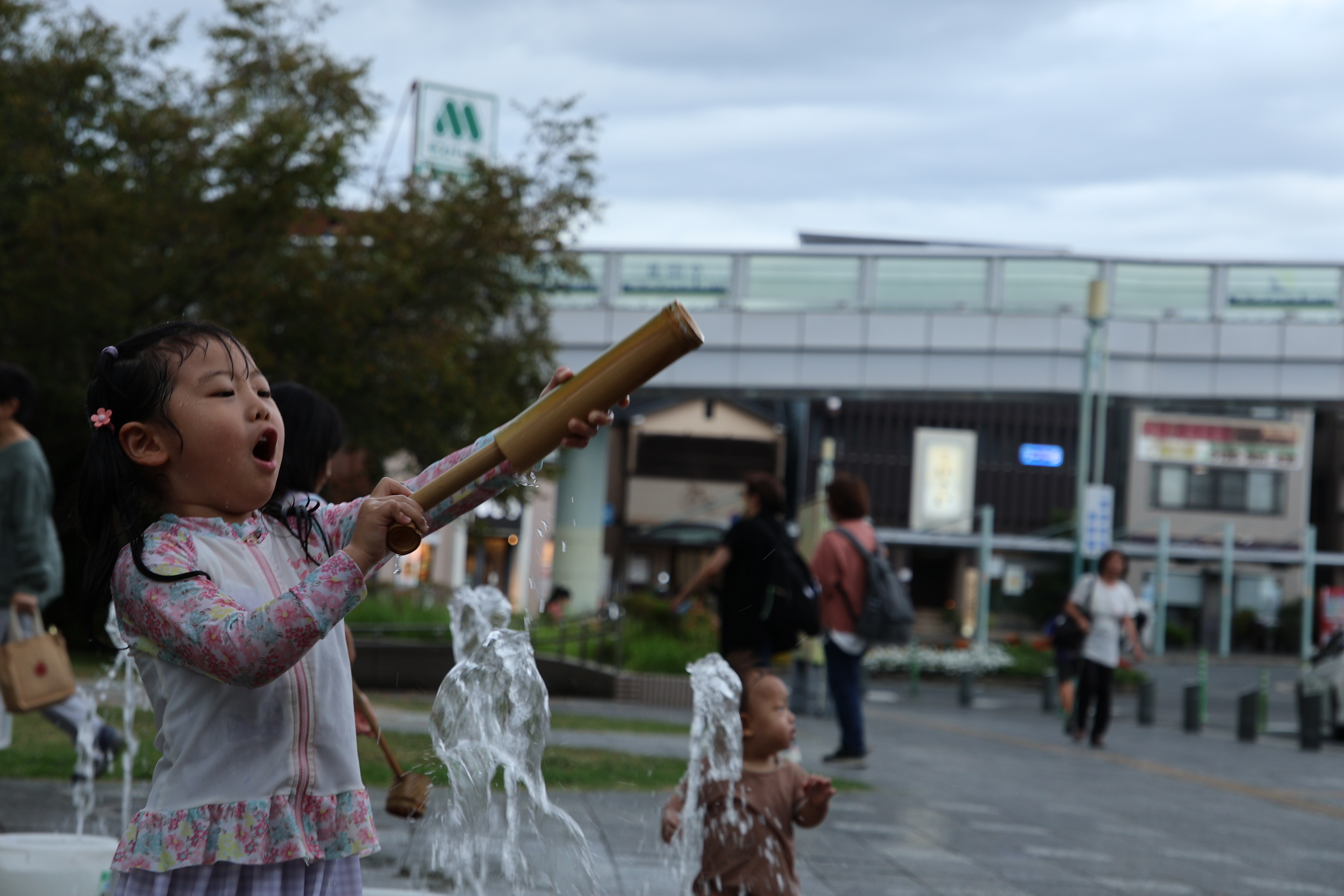 バンビオ広場公園で打ち水