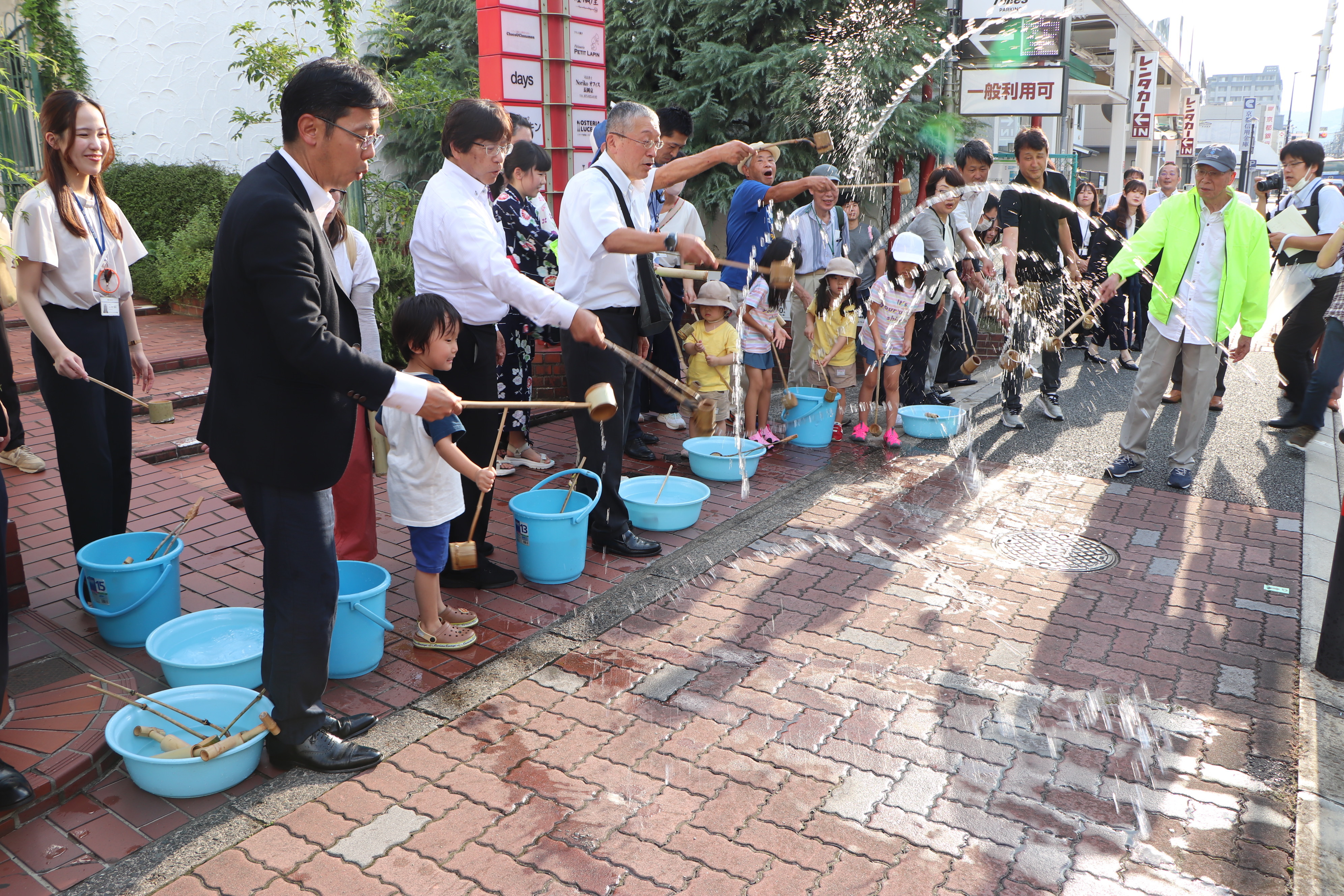 ロングヒル前で打ち水