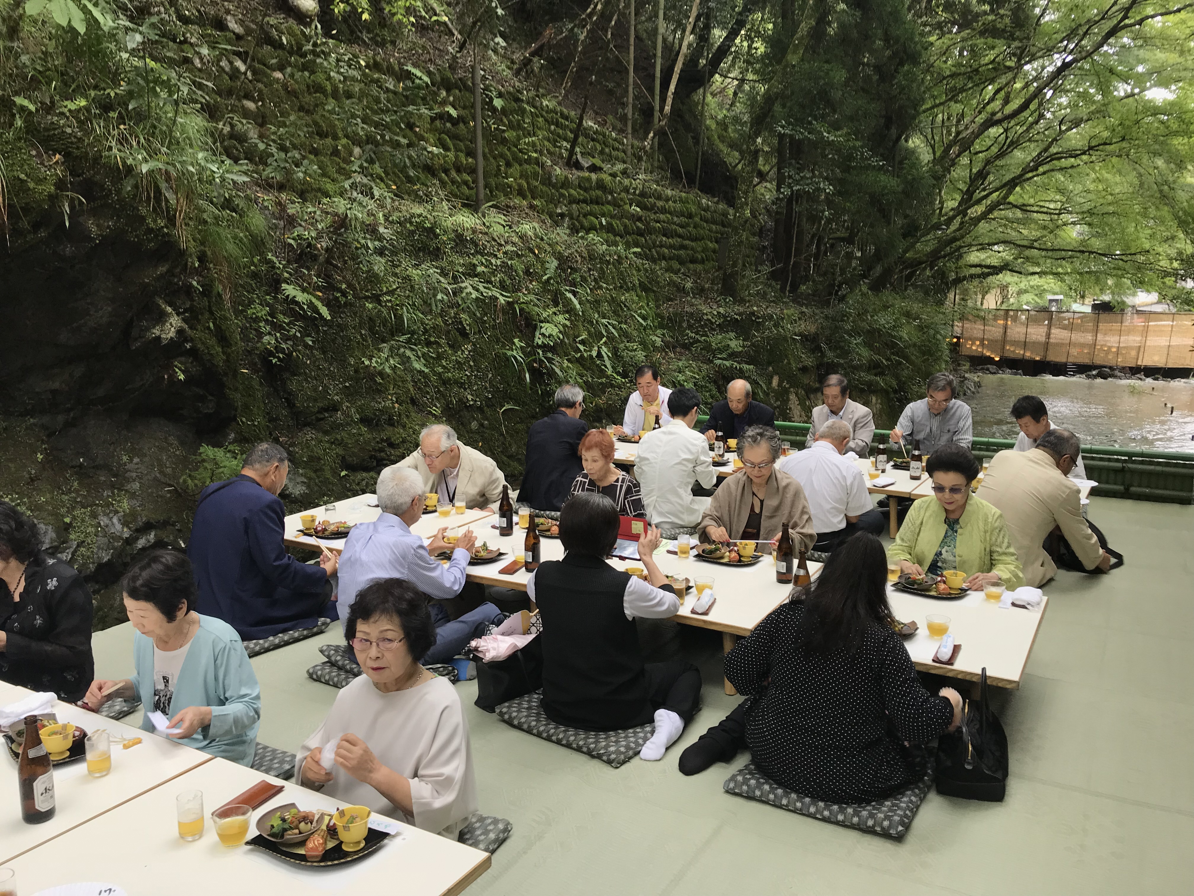 残暑は川床料理でクールに