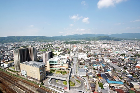 JR長岡京駅前から西山をのぞむ写真