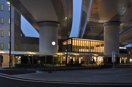阪急西山天王山駅と京都第二外環状道路の写真