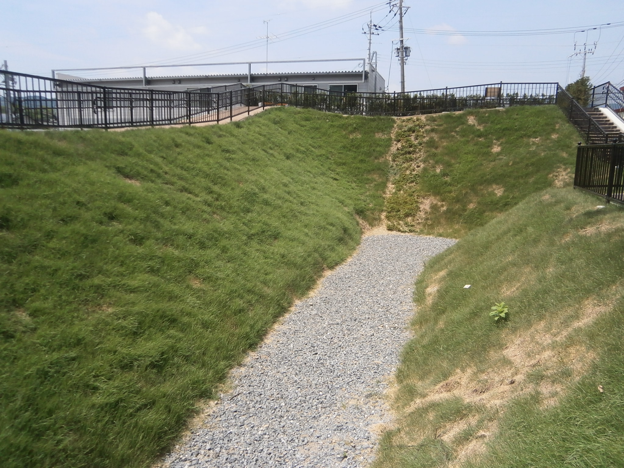 勝龍寺城の土塁・空堀跡の写真