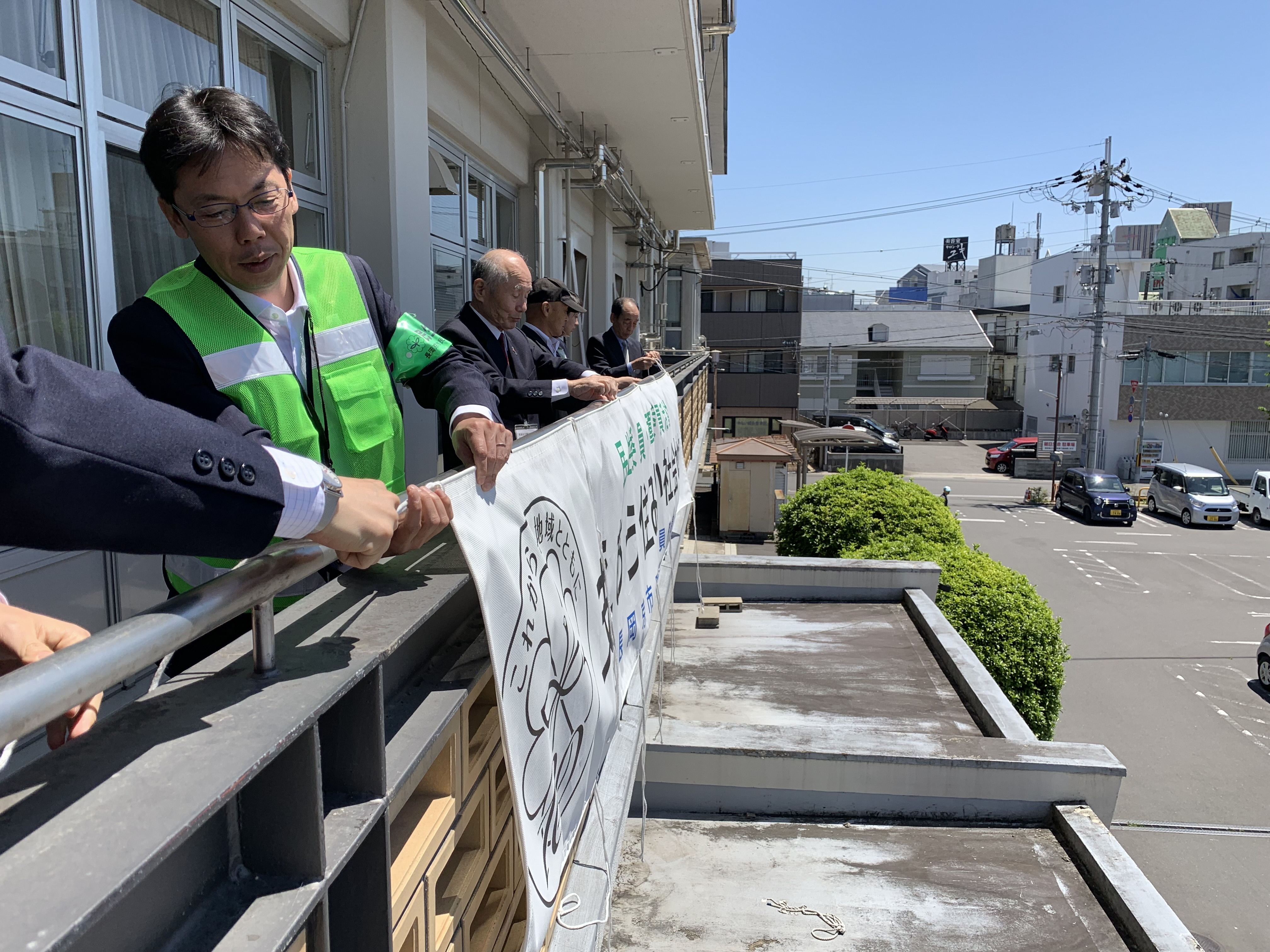 市役所南棟2階ベランダにて