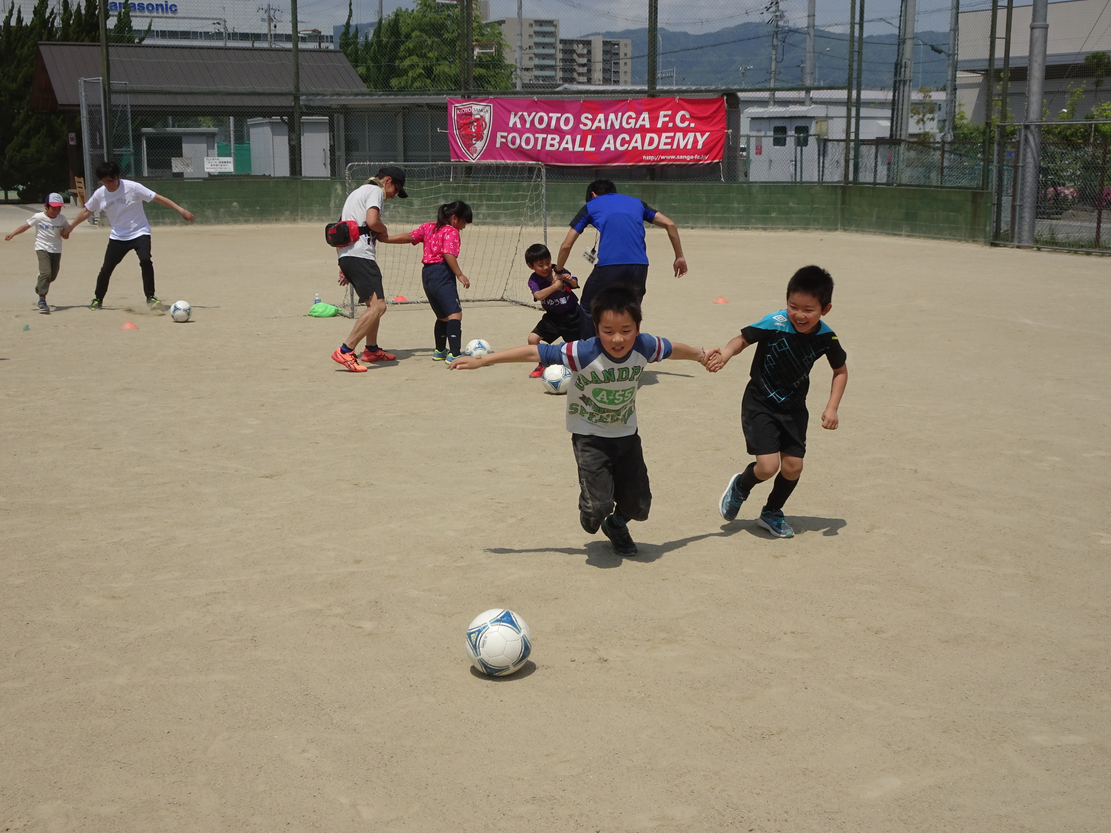 男の子ふたりでボールを取り合い走る