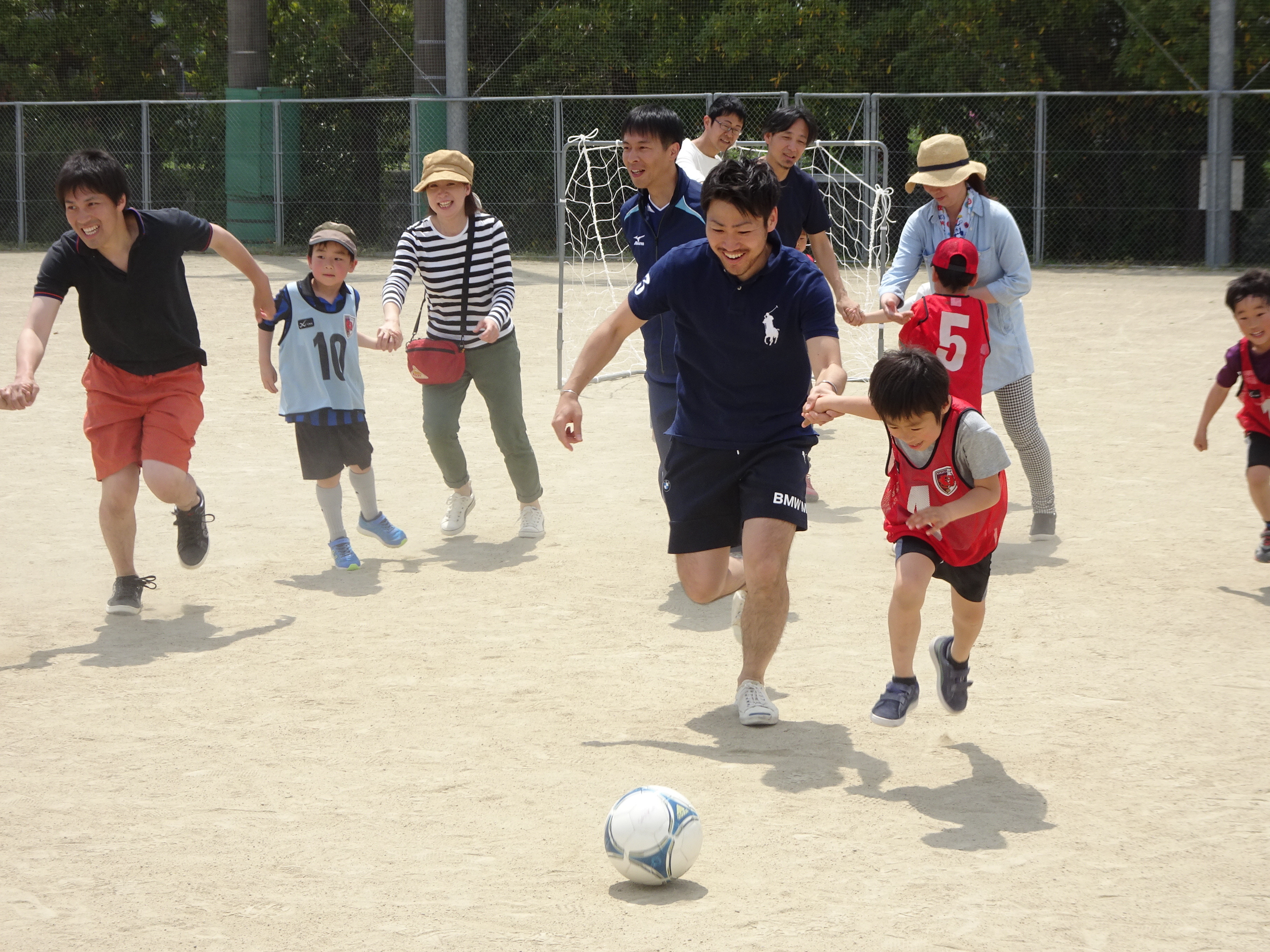 親子で笑顔でボールを追いかける