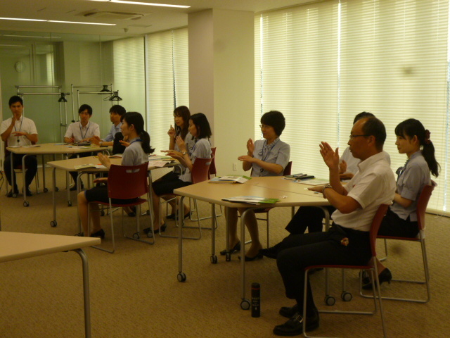 あいサポーター研修受講の様子（ミニ手話学習）