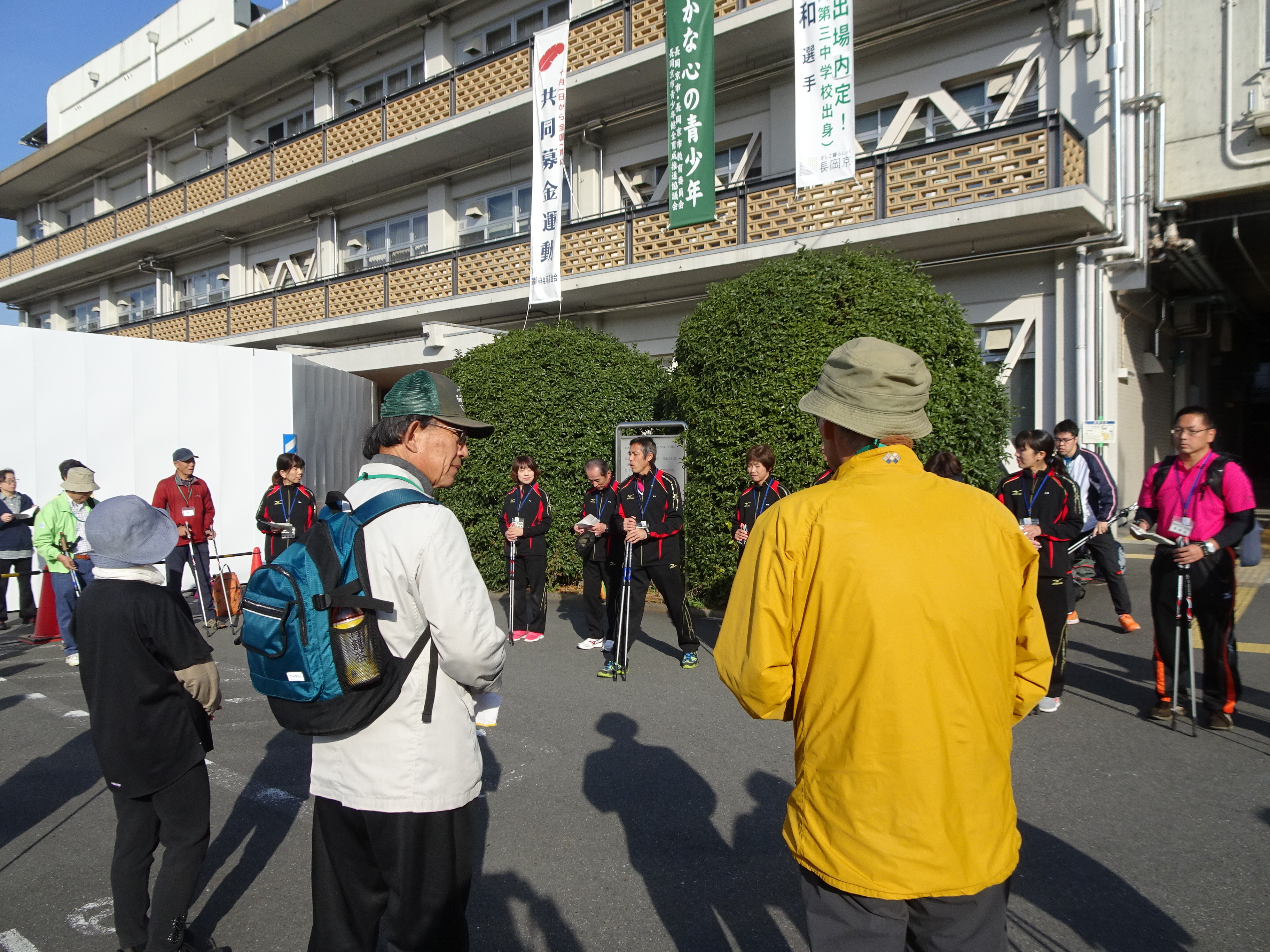 市役所駐車場に集合する参加者