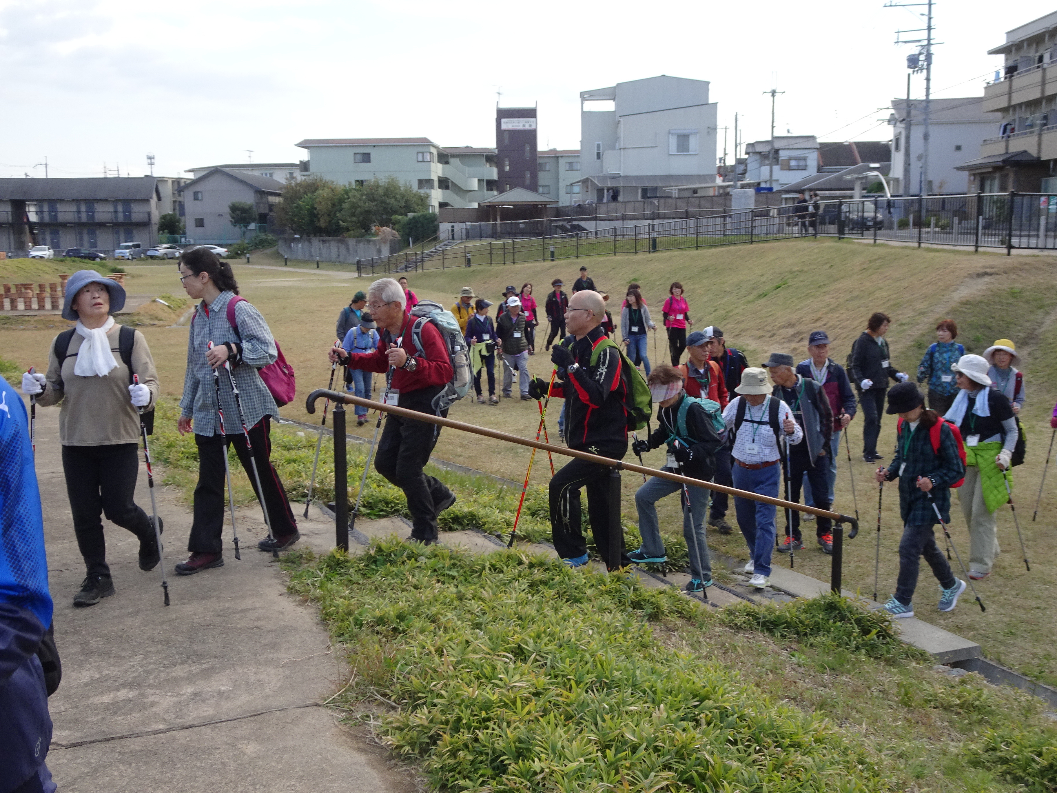 恵解山古墳に到着した参加者