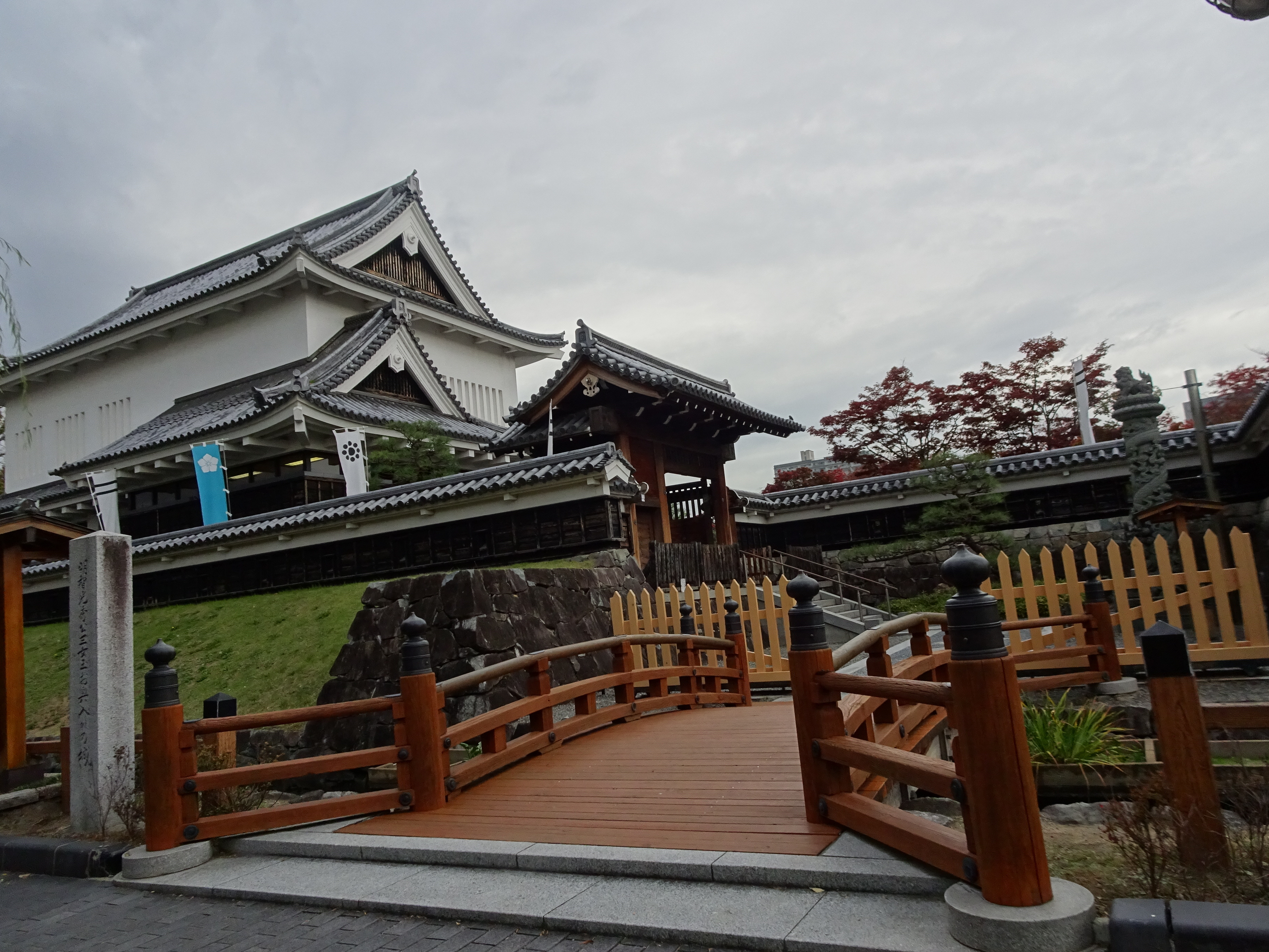 リニューアルオープンした勝竜寺城公園の外観