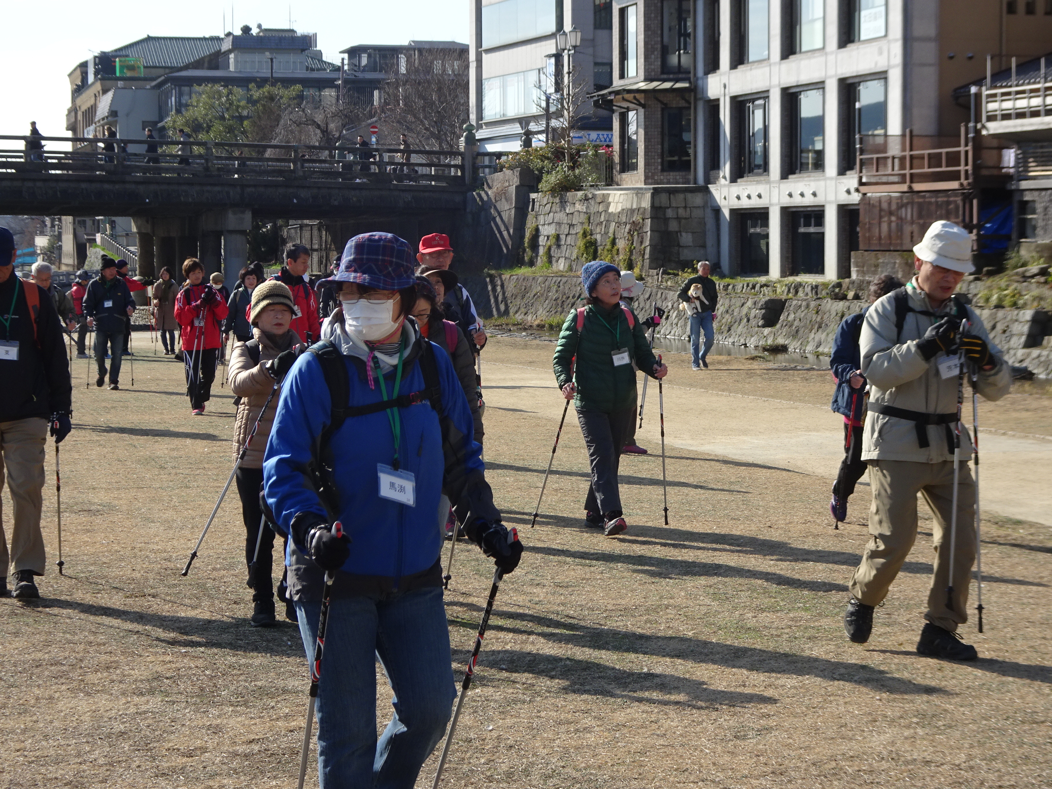 鴨川沿いを歩く参加者