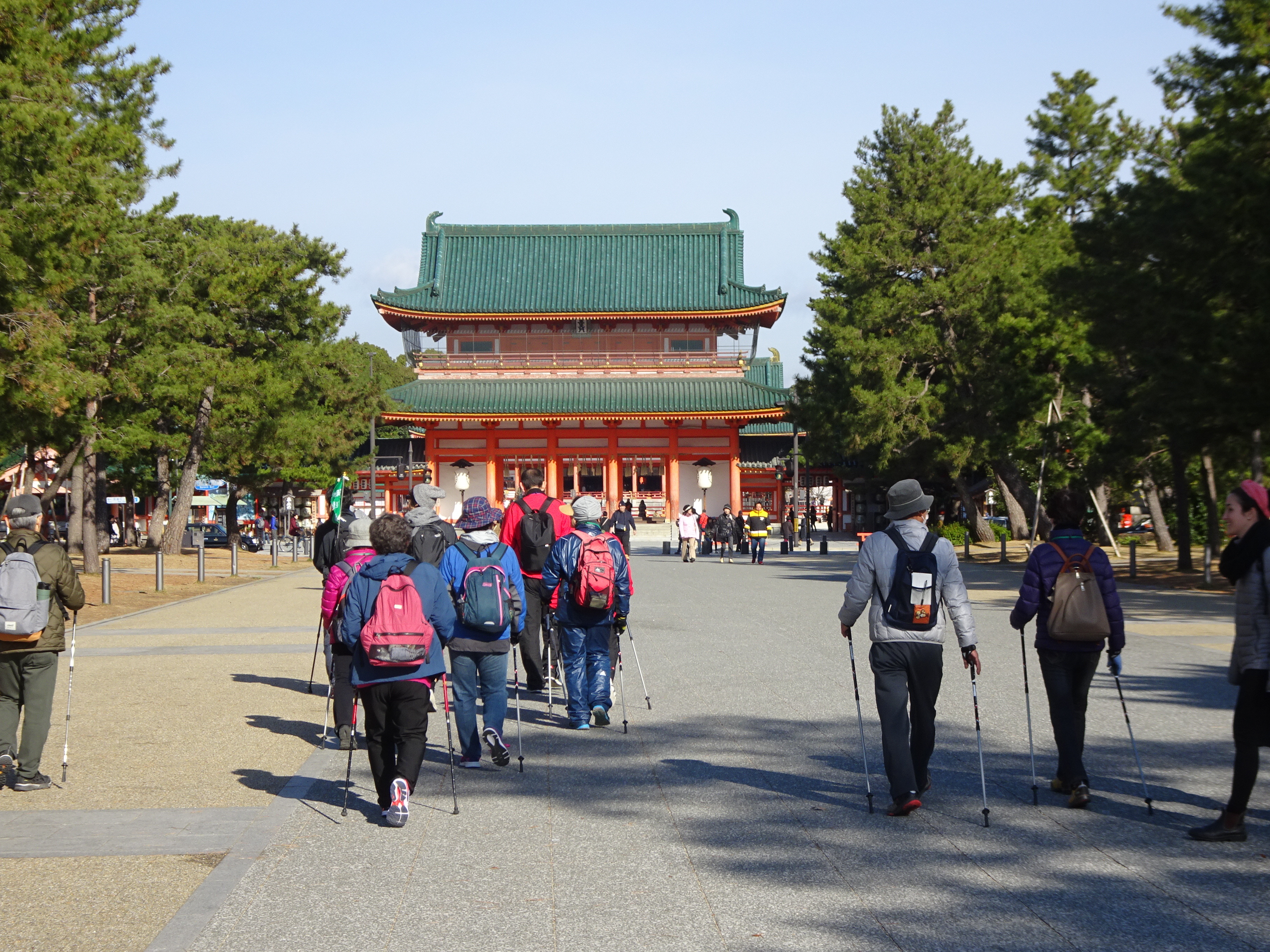 平安神宮を参拝する参加者