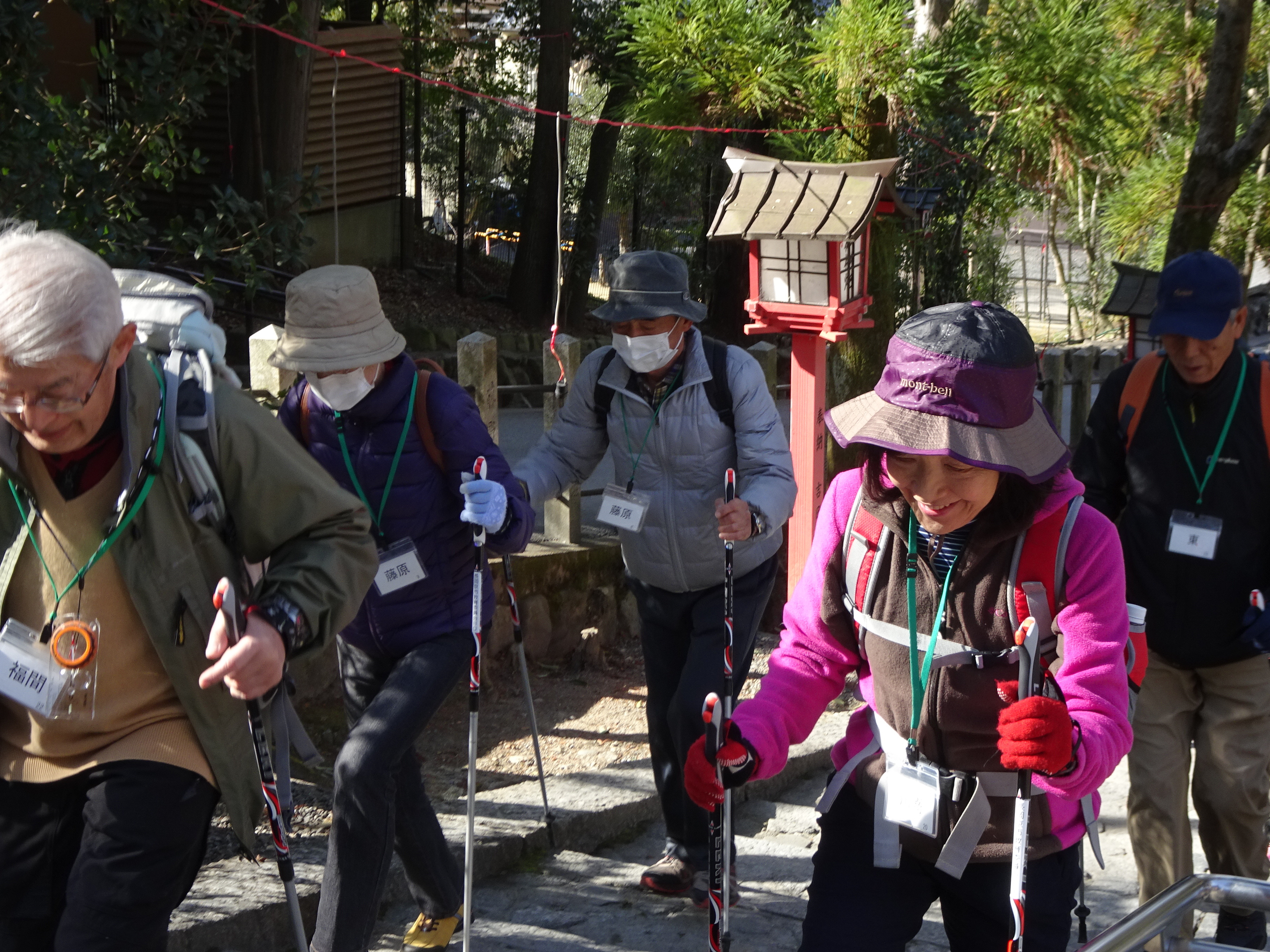 吉田神社の長い階段を登る参加者