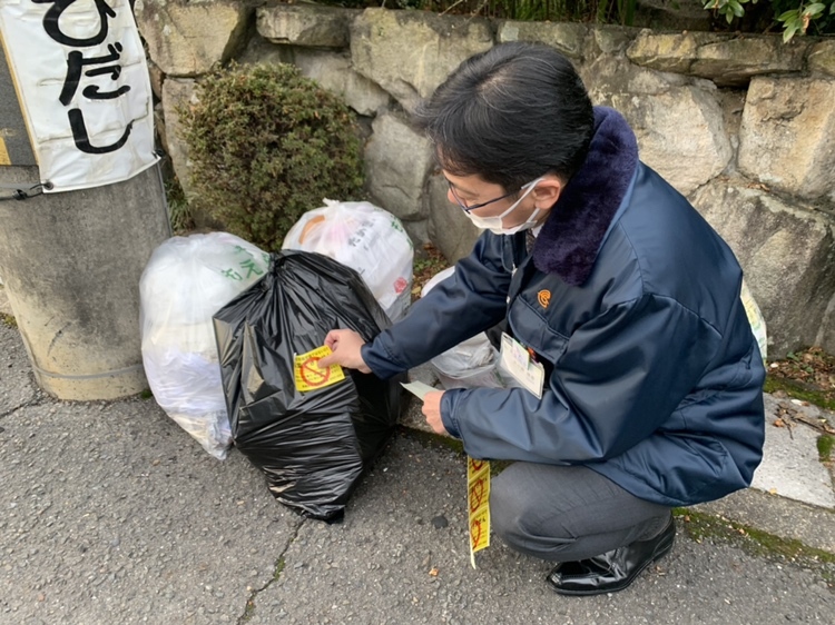 ごみステーションでの点検作業