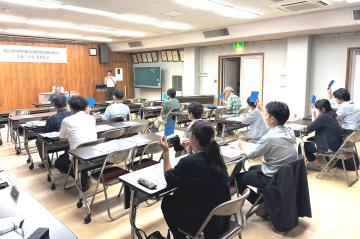 臨時総会で挙手する会員