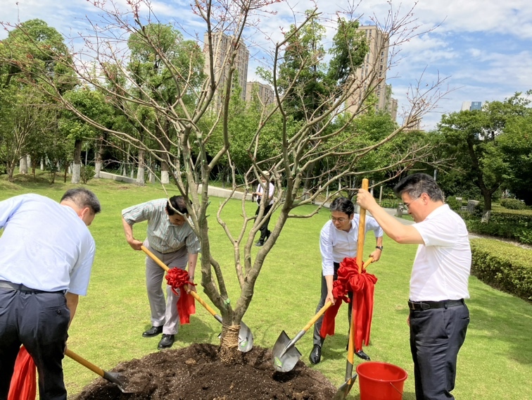 生態長廊での40周年記念植樹