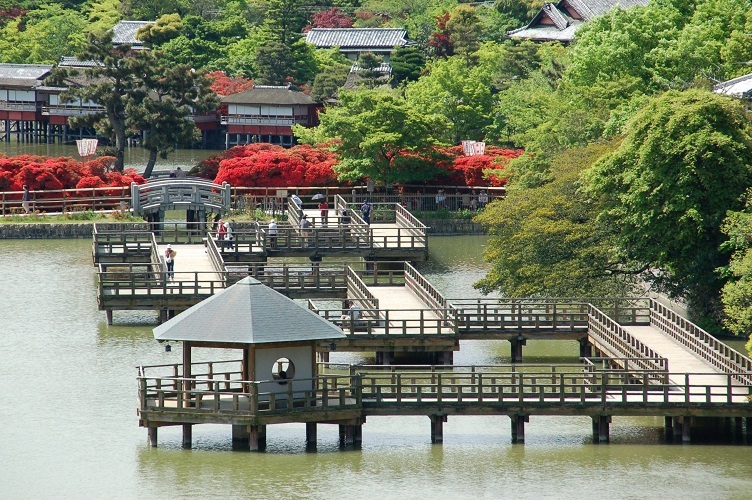 長岡天満宮八条ヶ池の水上橋