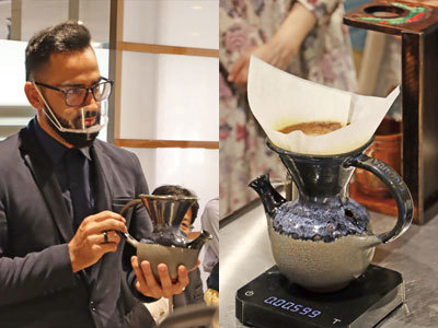 コーヒーを抽出するための陶器「パンドラ」について説明するエステバンさんの様子と「バンドラ」を写した写真
