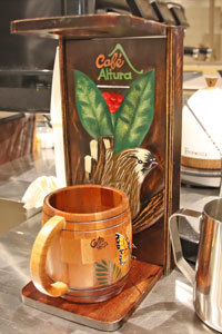 コーヒーを抽出する「チョレドル」という道具を写した写真