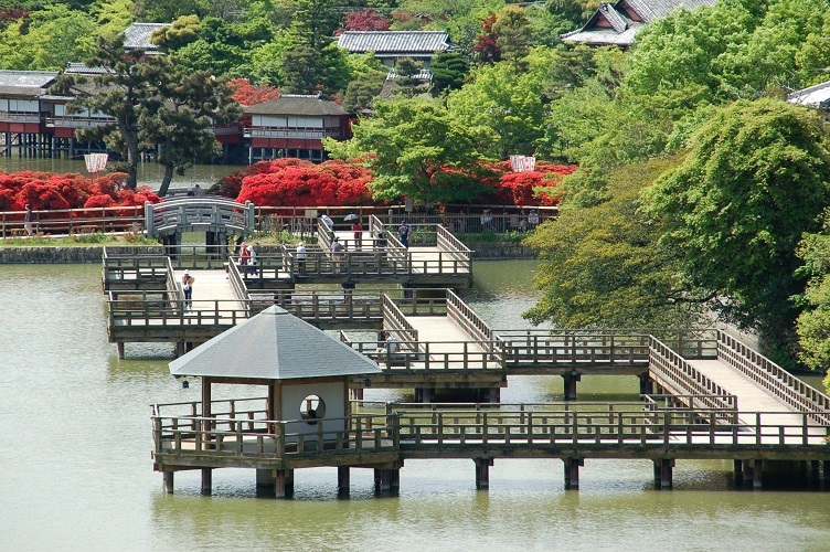 八条ヶ池の水上橋