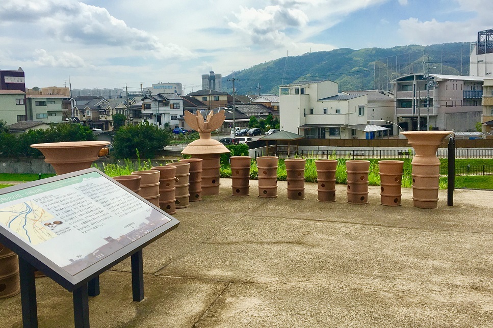 恵解山古墳から天王山を眺める