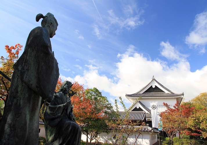 勝竜寺城公園の忠興と玉の銅像