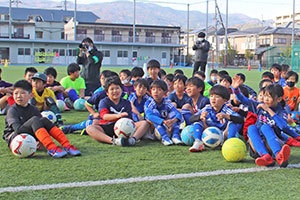 選手に質問する子どもたちの様子