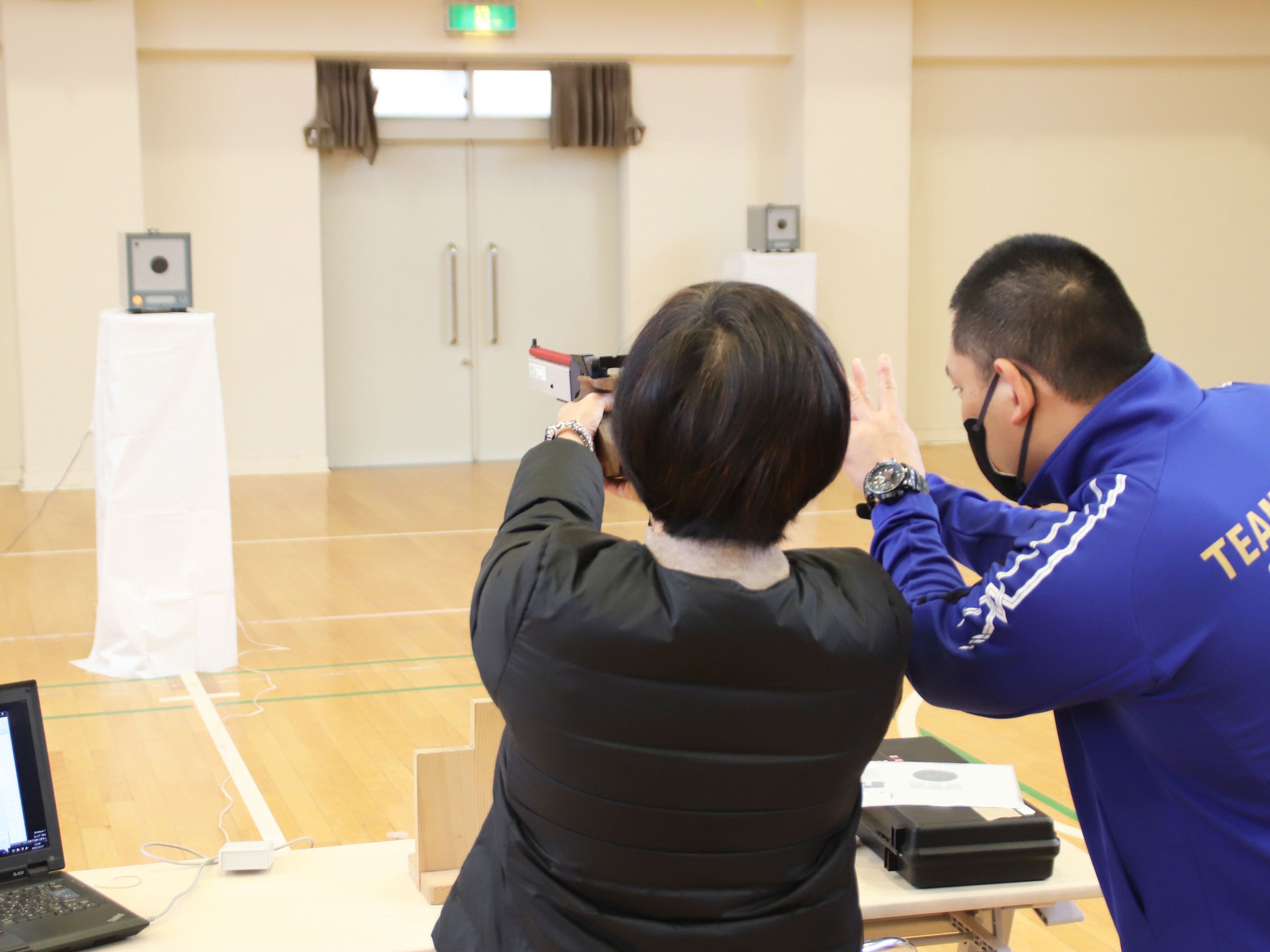 参加者にアドバイスする吉岡選手