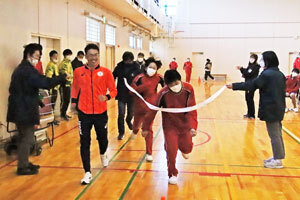 参加者とミニ競歩対決を楽しむ山西選手の写真