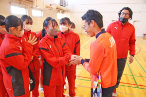 参加者と握手する山西選手の写真