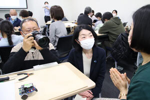 市民ライターが取材する様子を写した写真